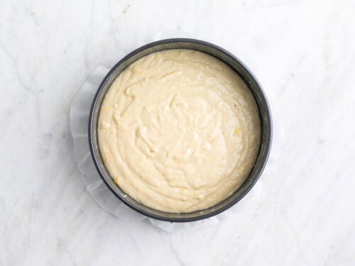 Masa de bizcocho vegano en un molde antes de hornear.