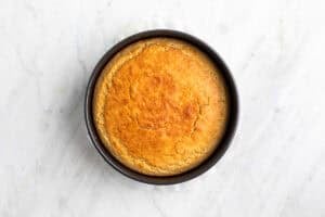 Bizcocho vegano en un molde.