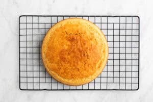 Bizcocho vegano sobre una rejilla.
