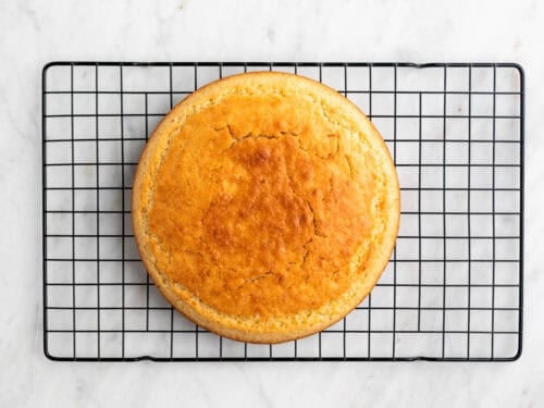 Bizcocho vegano sobre una rejilla.