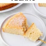 Plato con bizcocho vegano troceado.