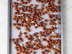 Avellanas crudas en una bandeja de horno.