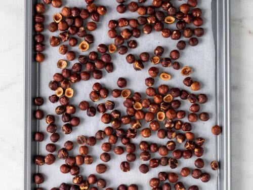 Avellanas tostadas en una bandeja de horno.