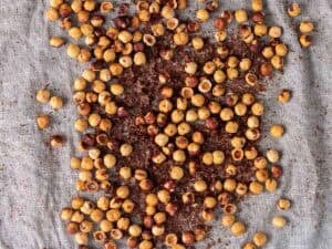 Avellanas sobre un paño de cocina tras frotarlas para retirar la piel.