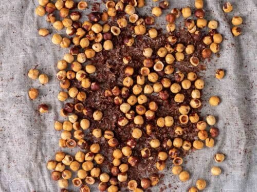 Avellanas sobre un paño de cocina tras frotarlas para retirar la piel.