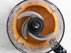 Crema de avellanas en el vaso de un procesador de alimentos.