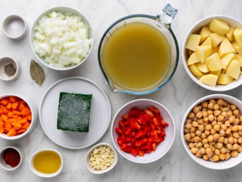 Ingredientes para hacer potaje de garbanzos con verduras.