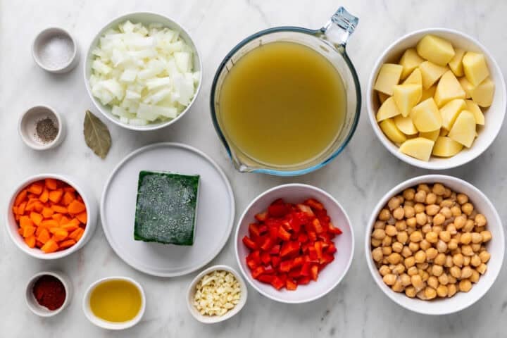 Ingredientes para hacer potaje de garbanzos con verduras.