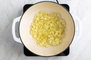 Cebolla salteada en una olla.