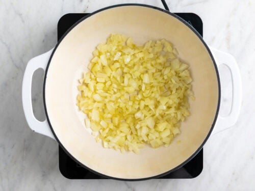 Cebolla salteada en una olla.