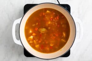 Ingredientes mezclados en la olla antes de cocinar el potaje de garbanzos con verduras.