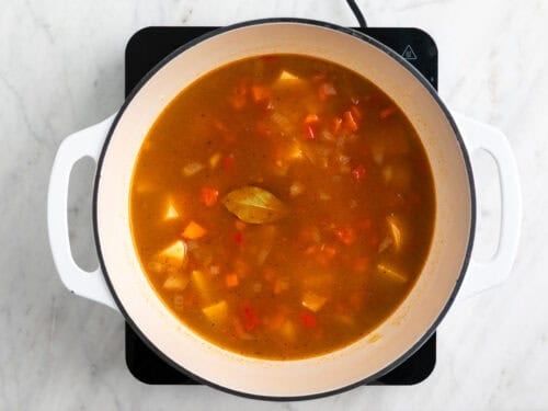 Ingredientes mezclados en la olla antes de cocinar el potaje de garbanzos con verduras.