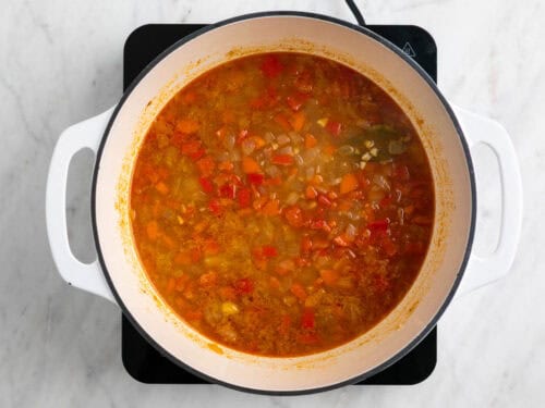Verduras cocinadas con el caldo y las especias.