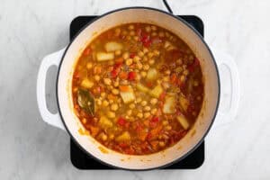 Potaje de garbanzos cocinado antes de echarle las espinacas.