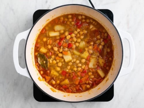 Potaje de garbanzos cocinado antes de echarle las espinacas.