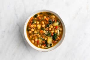 Potaje de garbanzos con verduras en un bol.