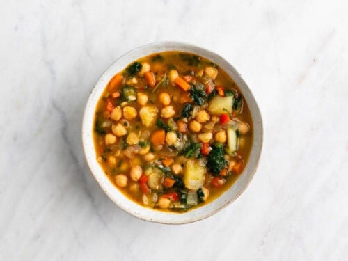 Potaje de garbanzos con verduras en un bol.