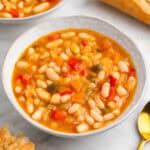 Guiso casero de alubias blancas con verduras recién hecho.