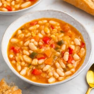 Guiso casero de alubias blancas con verduras recién hecho.