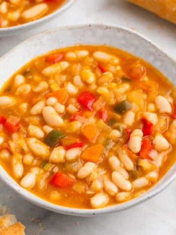 Guiso casero de alubias blancas con verduras recién hecho.