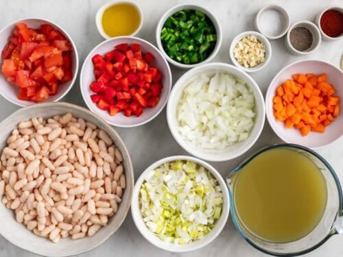 Ingredientes para hacer alubias blancas con verduras.