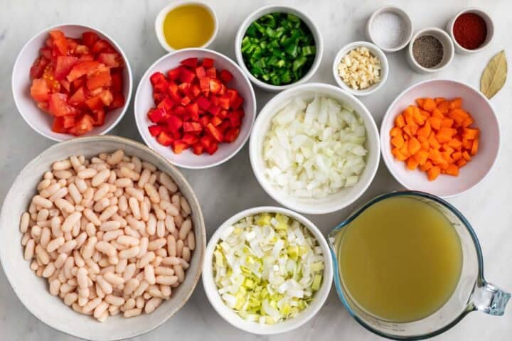 Ingredientes para hacer alubias blancas con verduras.