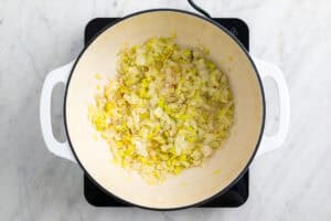 Cebolla, puerro y ajo salteados en una olla.