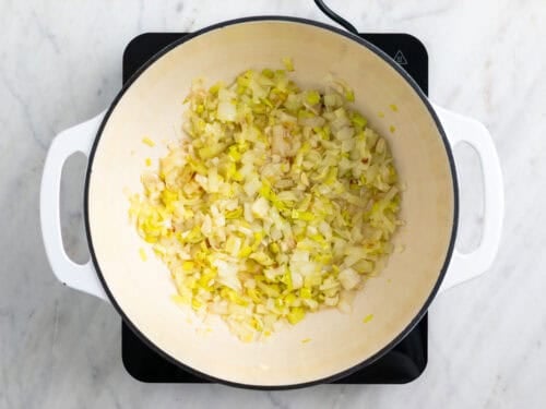 Cebolla, puerro y ajo salteados en una olla.