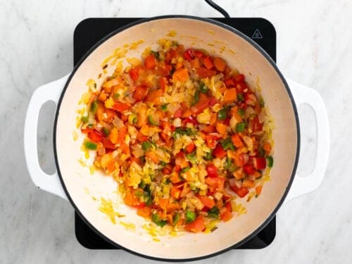 Verduras cocinadas en una olla.