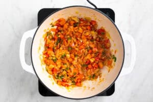 Verduras con pimentón cocinados en una olla.