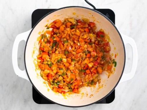 Verduras con pimentón cocinados en una olla.