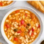 Plato de alubias blancas con verduras tradicionales listo para servir.