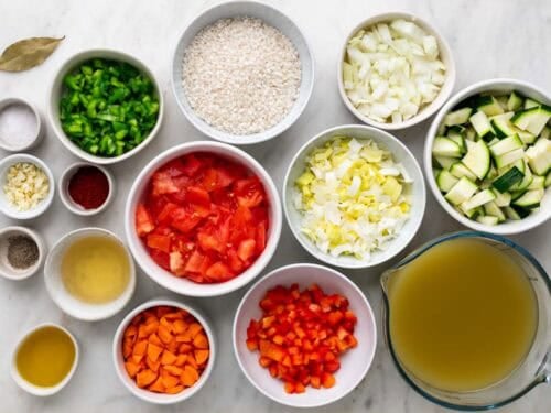 Ingredientes para hacer arroz caldoso con verduras.