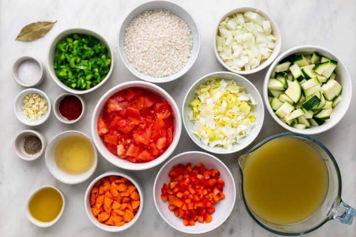 Ingredientes para hacer arroz caldoso con verduras.