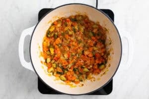 Sofrito de verduras con tomate en una olla.