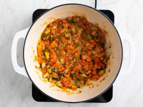 Sofrito de verduras con tomate en una olla.