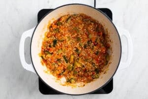 Sofrito con arroz en una olla.