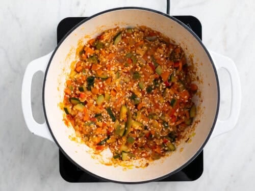 Sofrito con arroz en una olla.