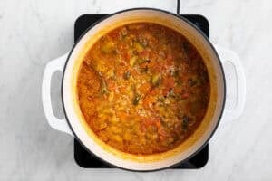 Arroz caldoso con verduras en una olla.