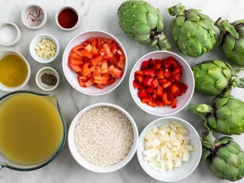 Ingredientes para hacer arroz con alcachofas.