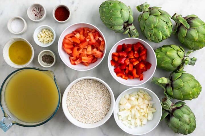 Ingredientes para hacer arroz con alcachofas.