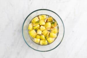 Corazones de alcachofa en remojo.