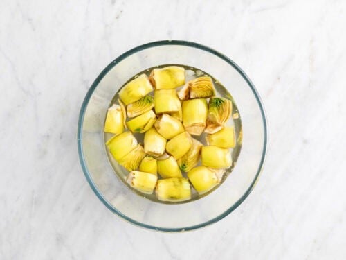 Corazones de alcachofa en remojo.