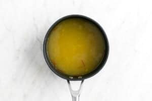 Caldo de verduras con azafrán en un cazo.