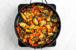 Sofrito de verduras en una sartén.