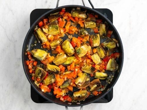 Sofrito de verduras en una sartén.