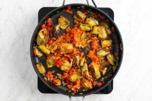 Sofrito de verduras con pimentón en una sartén.