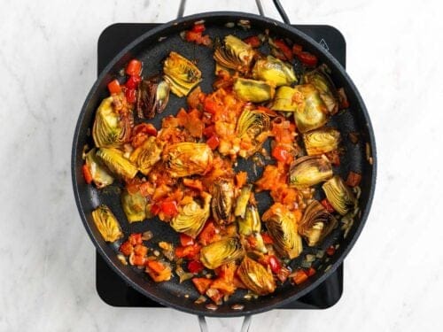 Sofrito de verduras con pimentón en una sartén.