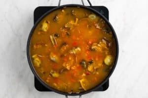 Arroz con alcachofas antes de cocinar.