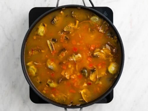 Arroz con alcachofas antes de cocinar.